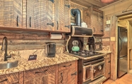 Others 2 Cozy 1850s Log Cabin: Hike & Explore the Outdoors