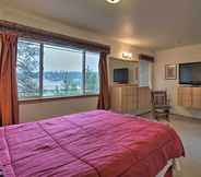 Others 4 Airy Resort-style Klamath Falls Townhome w/ Deck!