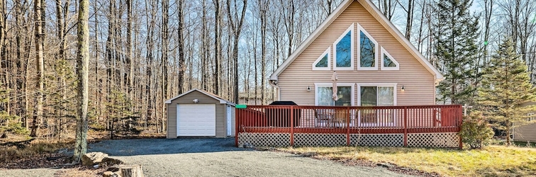 Lain-lain Tree-lined Pocono Lake Home, Private Hot Tub!