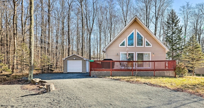 Lain-lain Tree-lined Pocono Lake Home, Private Hot Tub!