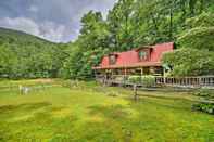 Lain-lain Scenic Creekside Cabin w/ Wraparound Porch!