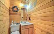 Lain-lain 5 Scenic Creekside Cabin w/ Wraparound Porch!