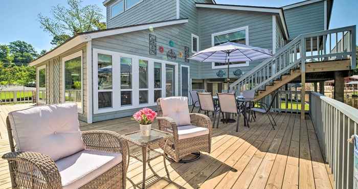 Lainnya Bright & Breezy Home With Dock on Lake Conroe!