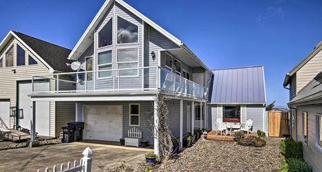 อื่นๆ 2 Waldport Beach House w/ Loft, Grill & Ocean Views!
