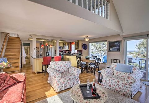 อื่นๆ Waldport Beach House w/ Loft, Grill & Ocean Views!