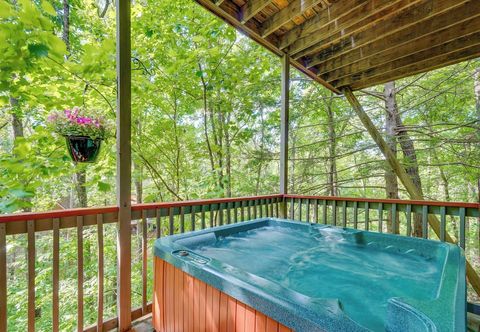 기타 Smoky Mountain Cabin w/ Deck & Hot Tub!