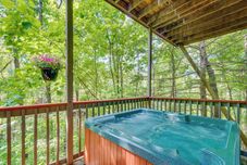 Lain-lain Smoky Mountain Cabin w/ Deck & Hot Tub!