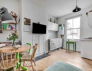 Lainnya 2 Sleek & Cosy 1BD Flat in Clapham