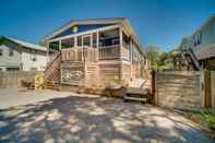 Others Charleston Home w/ Porch - 3 Mi to Folly Beach!