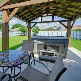 Interior1附熱水浴缸和圍欄庭院:塞布林家庭住宅,Highlands Multi Sport Complex飯店