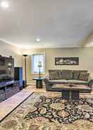 บริเวณนั่งเล่น Sleek West Newbury Apartment w/ Pool Access!