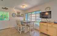 Khác 6 Sunny Home in Yankeetown w/ Lanai & Backyard!