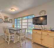 Others 6 Sunny Home in Yankeetown w/ Lanai & Backyard!