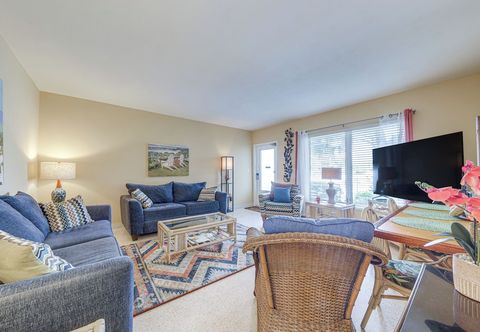 Others Ft Lauderdale Apt w/ Pool - 1 Mi to Beach Access!