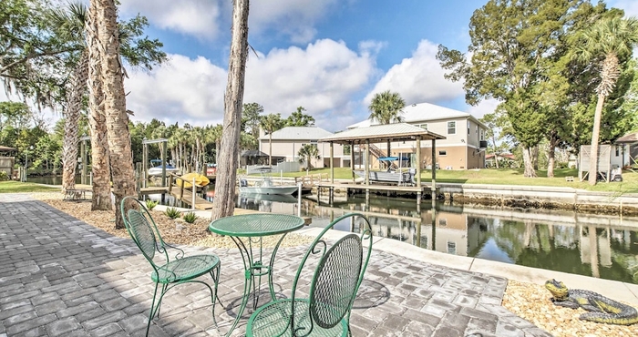 Lain-lain Spacious & Hip Crystal River Home w/ Dock & Kayaks