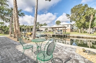 Lain-lain Spacious & Hip Crystal River Home w/ Dock & Kayaks