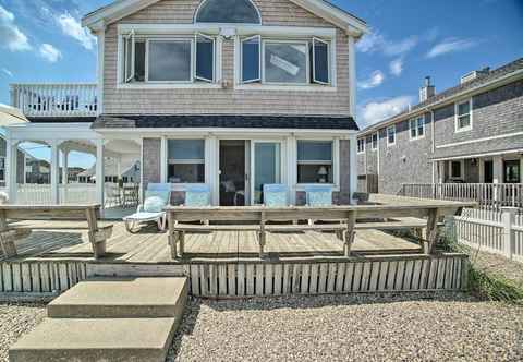 Others Oceanfront Getaway w/ 2 Decks + Beach Access!