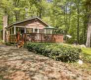 Others 4 Pet-friendly Cabin w/ Fire Pit, BBQ & Great Deck!