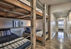 其他 3 Sleek Riverfront Condo on Pier in Downtown Astoria