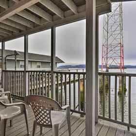 Interior1Sleek Riverfront Condo on Pier in Downtown Astoria,Astor Street Opry Company飯店