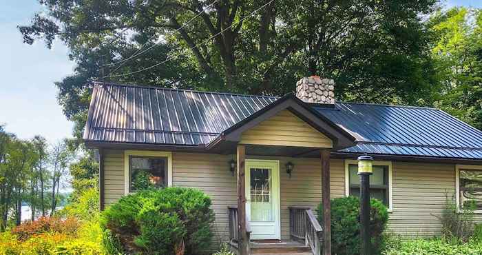 Others Custom-built Lakefront Cottage - Newly Remodeled!