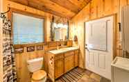 อื่นๆ 2 Rustic Sequim Cabin w/ Fire Pit & Forested Views!