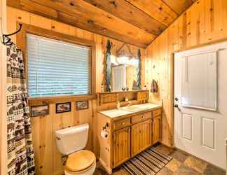 Lain-lain 2 Rustic Sequim Cabin w/ Fire Pit & Forested Views!