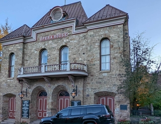 อื่นๆ 2 Historic Victorian Home + Hot Tub, Walk to Casinos