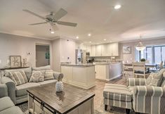 อื่นๆ 4 Elegant FL Condo w/ Pool: Walk to Madeira Beach!