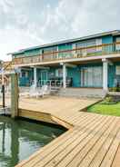 Imej utama Charming Rockport Abode w/ Private Boat Dock!