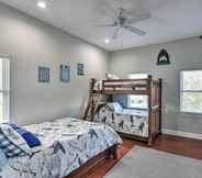 อื่นๆ 4 Secluded Seabrook Waterfront Home w/ Patio!