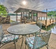 Lainnya 7 Luxurious Hot Springs Abode w/ Private Dock!