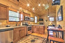 其他 Rustic Pigeon Forge Cabin w/ Hot Tub: Near Town!