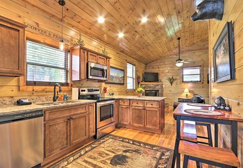Others Rustic Pigeon Forge Cabin w/ Hot Tub: Near Town!
