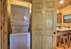 其他 2 Rustic Pigeon Forge Cabin w/ Hot Tub: Near Town!