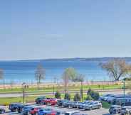 Others 7 Bright Traverse City Townhome: Walk to Beach!