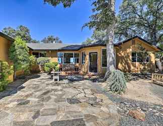 Others 2 Luxe Auburn Hideaway w/ Tennis Court & Views!