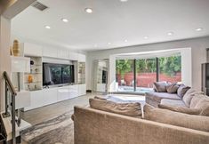 その他 4 Spacious Home w/ Pool, Steps to Beach!