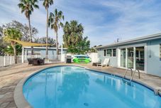 อื่นๆ Easy Access to Beach: Canal-front Home w/ Pool