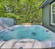 Others 5 Refurbished Poconos Chalet w/ Private Hot Tub!