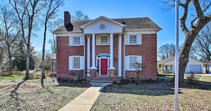 Others Delightful Retreat w/ Fireplace + Large Yard!