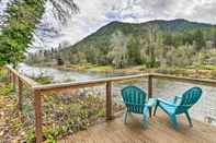 อื่นๆ Spacious Grants Pass Home w/ Hot Tub & Views!