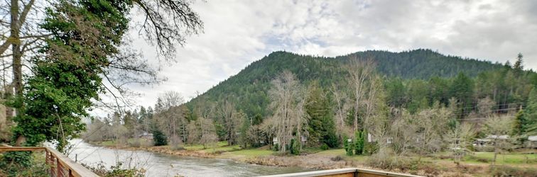 其他 Spacious Grants Pass Home w/ Hot Tub & Views!