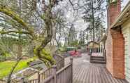 อื่นๆ 3 Spacious Grants Pass Home w/ Hot Tub & Views!