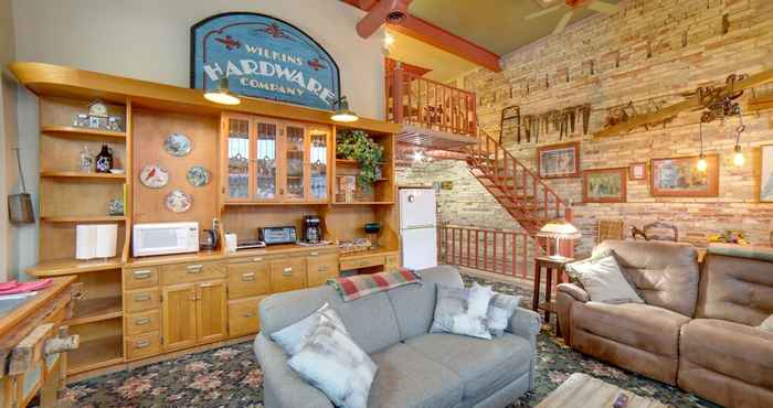 อื่นๆ Historic Downtown Saugatuck Loft Apartment!