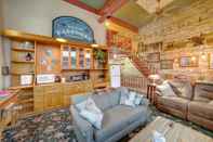 อื่นๆ Historic Downtown Saugatuck Loft Apartment!