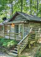 Imej utama Cozy The Woodshop Cabin w/ Deck & Forest Views!