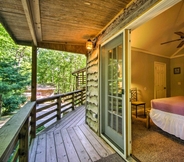 Lainnya 3 Cozy The Woodshop Cabin w/ Deck & Forest Views!