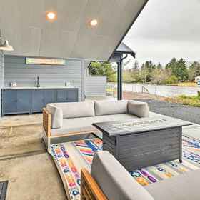 Interior1現代海岸度假屋,附碼頭!,448 Olympic View Ave NE飯店