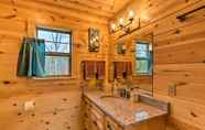 Khác 7 Cozy Mtn Cabin: Spacious Deck & Forest Views!